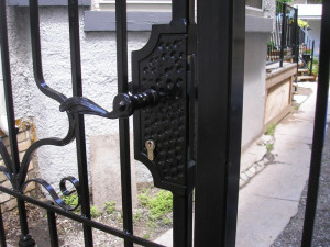 Gate handle with keyed entry